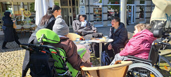 Wir besuchen ein Kaffeehaus in der Altstadt Spandau.