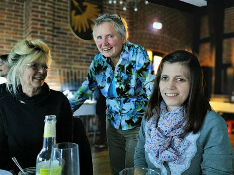 Drei Frauen in einem Restaurant