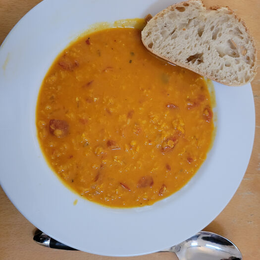 Gruppe 6: Lecker, heute gibt es Rote-Linsen-Kokossuppe.